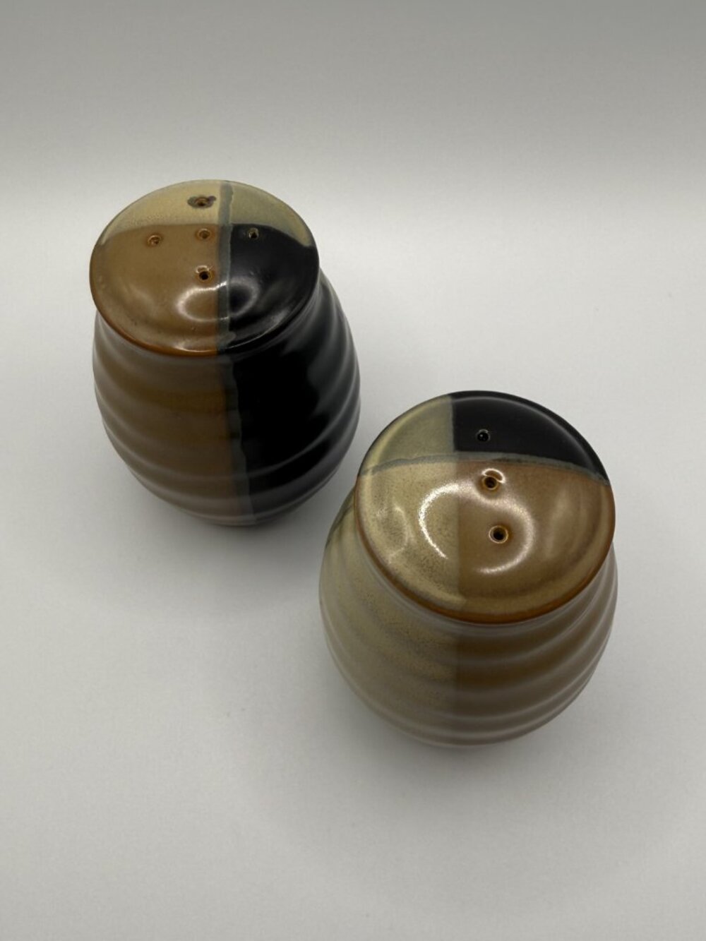 VTG Sango Retired Stoneware 'Gold Dust Black' Salt & Pepper Shakers - Picture 3 of 5